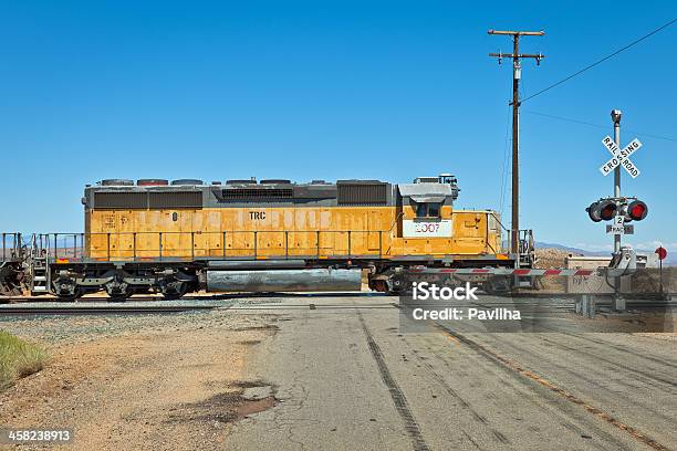 Amarillo Locomotora En Muerte Valley California Usa Foto de stock y más banco de imágenes de Aire libre