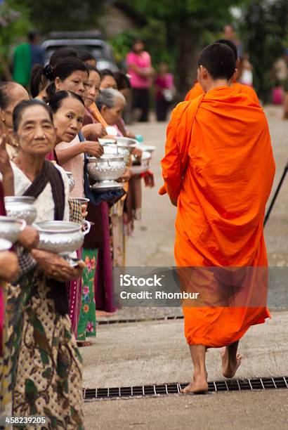Buddhistische Mönche Bei Ihren Morgen Almsround Stockfoto und mehr Bilder von Almosen - Almosen, Amphoe Sangkhla Buri, Buddhismus