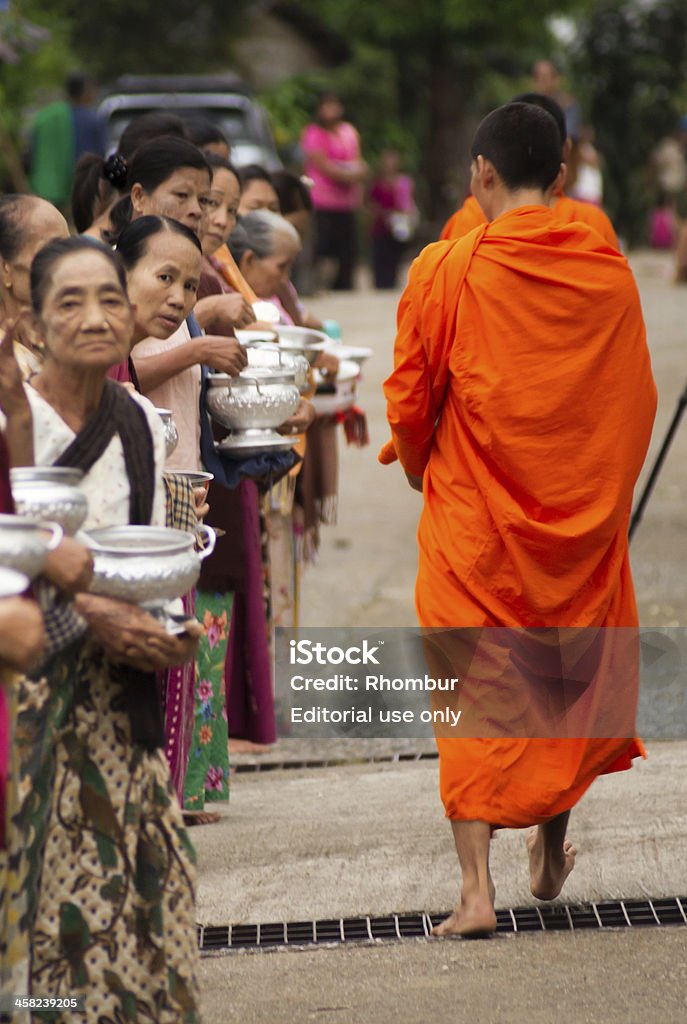 Monjes budistas en su mañana almsround - Foto de stock de Alimento libre de derechos