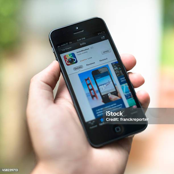 Photo libre de droit de Smarthphone Iphone 5 Avec Lapplication Immédiate Météo banque d'images et plus d'images libres de droit de Agenda électronique