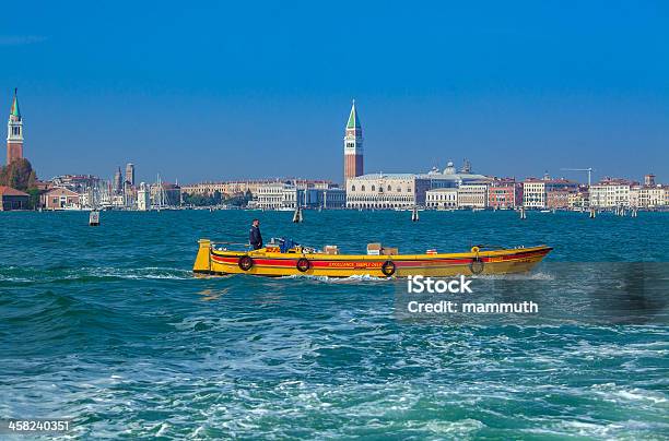 Dhl В Венеции — стоковые фотографии и другие картинки DHL - DHL, Доставлять, Венето