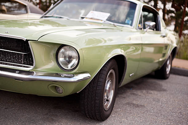 clásico mustang verde - car obsolete old editorial fotografías e imágenes de stock