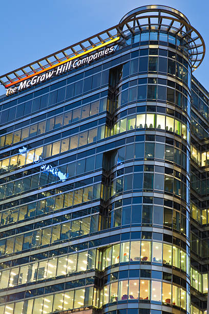 the mcgraw hill sede di canary wharf - mcgraw foto e immagini stock