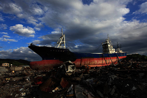 tsunami preso navio - região de tohoku - fotografias e filmes do acervo