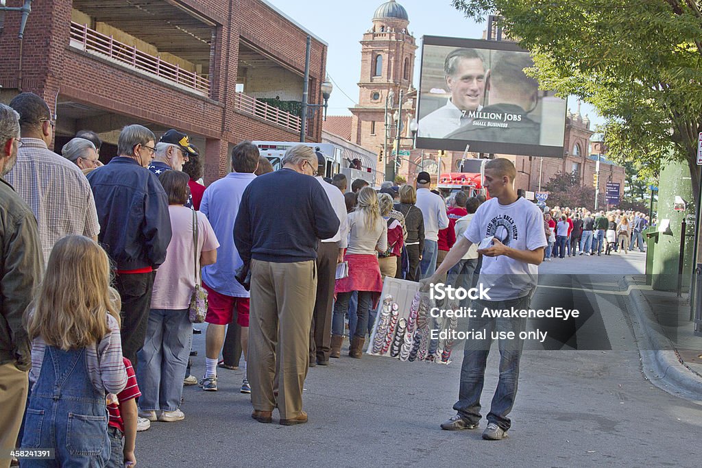 Multidão visualização grande tela de vídeo na Mitt Romney Rally - Foto de stock de 2012 royalty-free