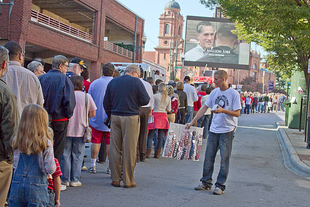 multidão visualização grande tela de vídeo na mitt romney rally - mitt romney fotos - fotografias e filmes do acervo