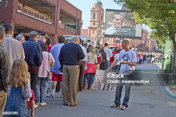 Foto de Multidão Visualização Grande Tela De Vídeo Na Mitt Romney Rally e mais fotos de stock de 2012