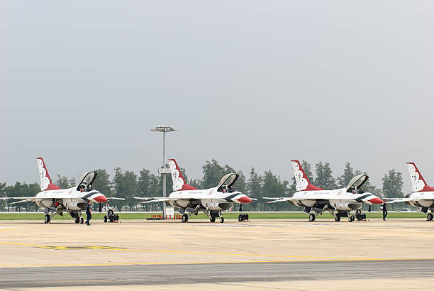 usaf thunderbirds アクセス、離陸準備をした - flying air vehicle performance airshow ストックフォトと画像