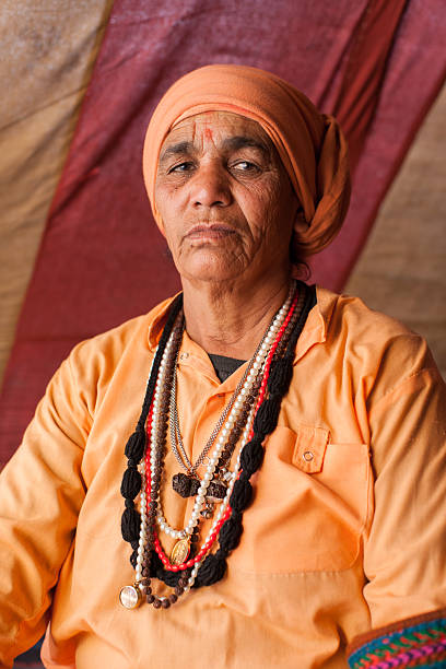 Femmina sadhu a shelter camp alla Festa di Kumbh Mela - foto stock