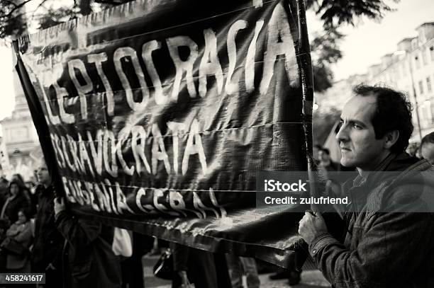 Homem Protestar Em Lisboa - Fotografias de stock e mais imagens de Adulto - Adulto, Capitais internacionais, Cidade