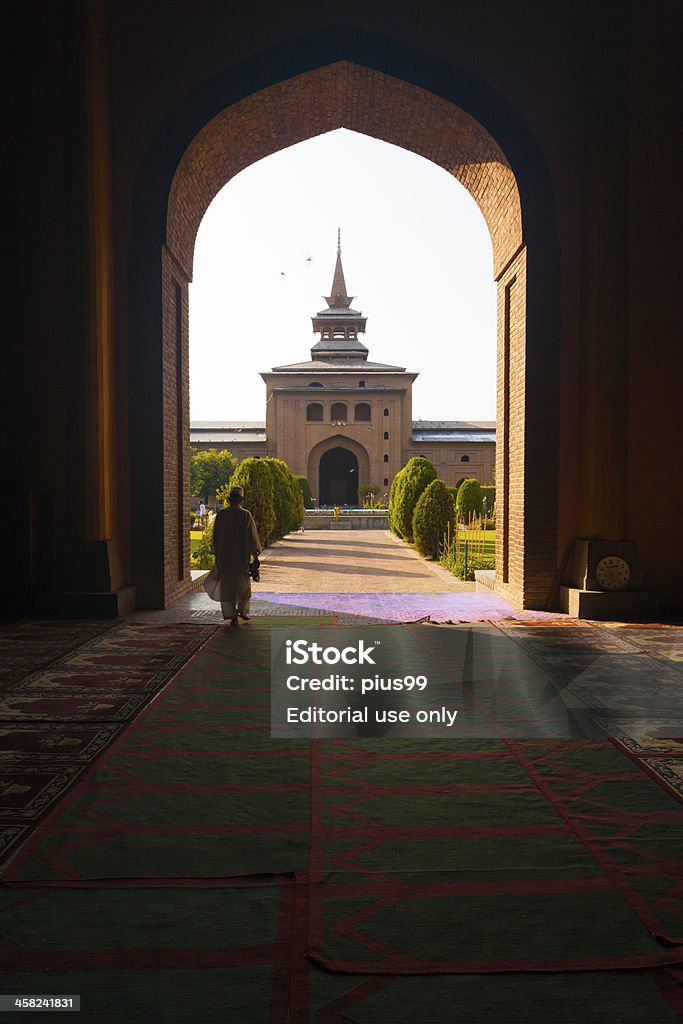 Puerta del patio de Srinagar Jama Masjid - Foto de stock de Adulto libre de derechos