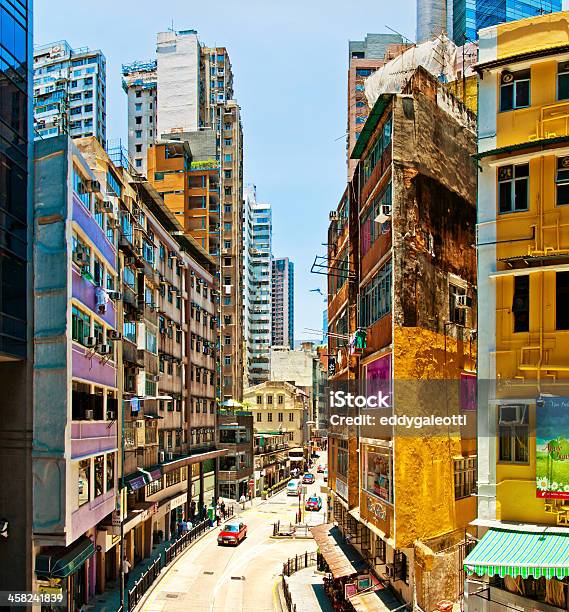 Street Wan Chai Vida En Hong Kong Foto de stock y más banco de imágenes de Aire libre - Aire libre, Arquitectura, Arquitectura exterior