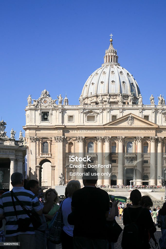 Turisti e Worshipers, San Pietro Vaticano Cily Basilca, - Foto stock royalty-free di Amicizia