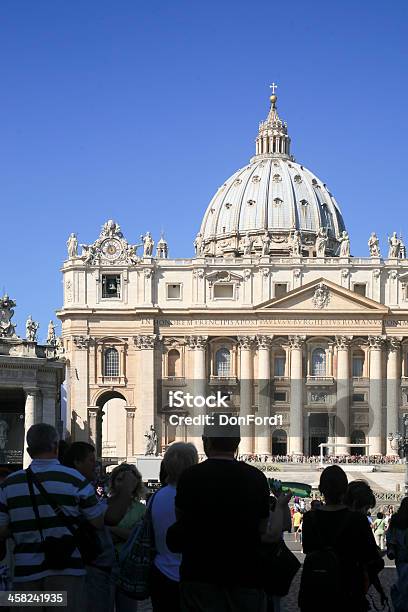 Turystów I Worshipers St Peters Basilca Watykan Cily - zdjęcia stockowe i więcej obrazów Bazylika św. Piotra na Watykanie