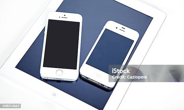 Iphone 5s 4s Y Ipad Foto de stock y más banco de imágenes de Aplicación para móviles - Aplicación para móviles, Blanco - Color, Color plateado