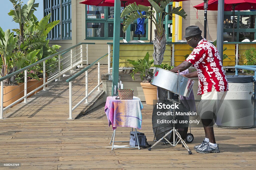 Уличный художник играет стали барабанах, Santa Monica Прист�ань - Стоковые фото Горизонтальный роялти-фри
