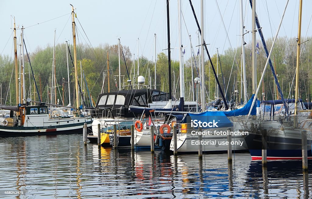 Yachten und Boote im Hafen von Naarden - Lizenzfrei Anlegestelle Stock-Foto