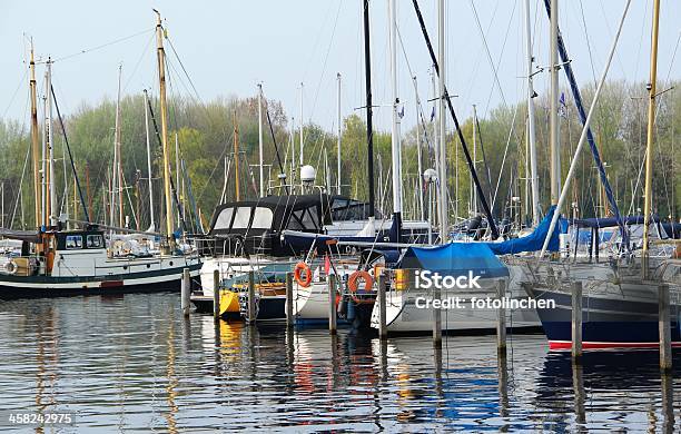 Yachten Und Boote Im Hafen Von Naarden Stockfoto und mehr Bilder von Anlegestelle - Anlegestelle, Fotografie, Großsegler