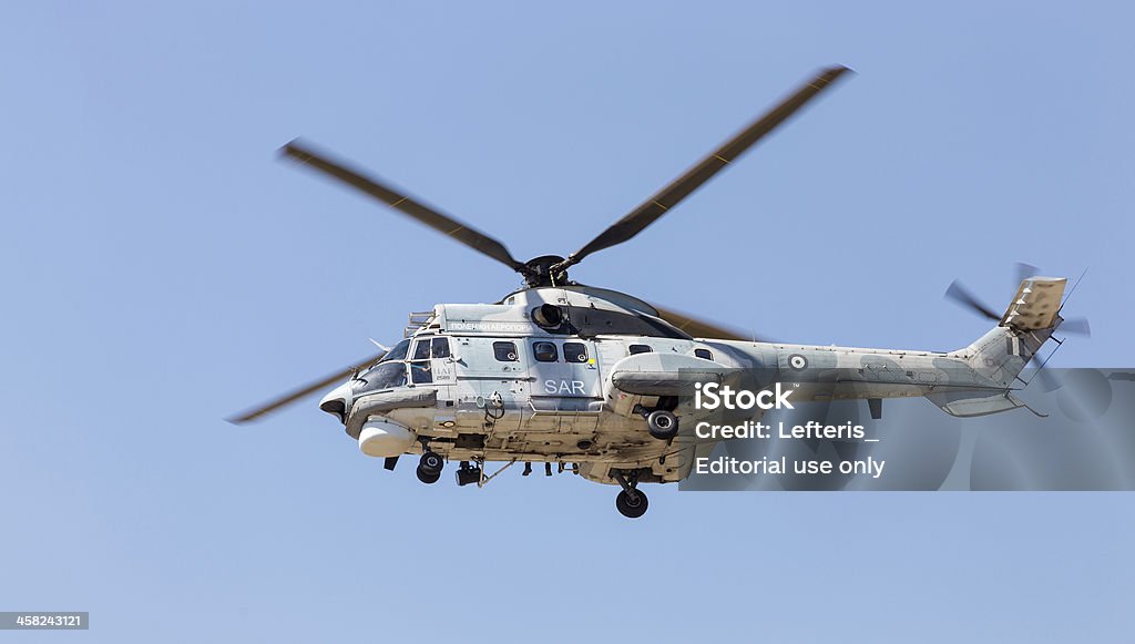 AS332C1 Super Puma en vuelo en helicóptero - Foto de stock de Helicóptero libre de derechos