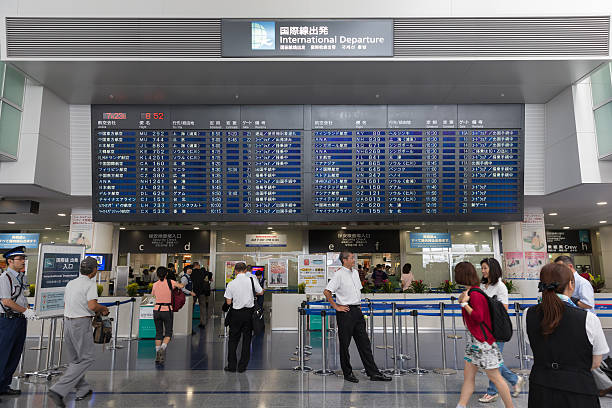 тубу centrair международный аэропорт - arrival departure board information sign information symbol chubu centrair international airport стоковые фото и изображения