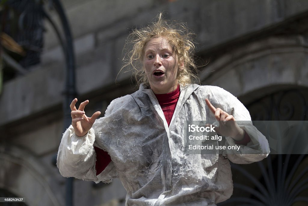 Expressive femme dans la rue. - Photo de France libre de droits