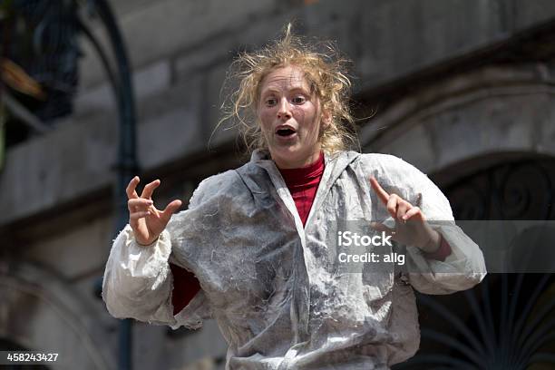 Espressiva Donna In Strada - Fotografie stock e altre immagini di Francia - Francia, Linguaggio dei segni, Adulto