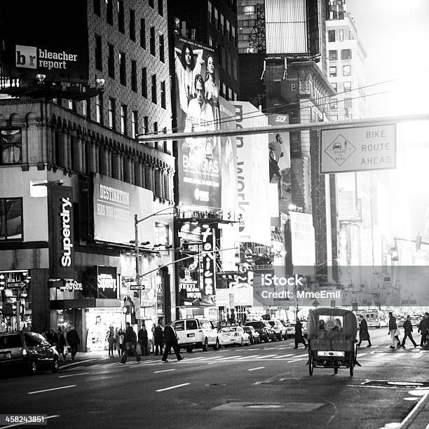 Times Square Di Notte - Fotografie stock e altre immagini di Ambientazione esterna - Ambientazione esterna, Bianco e nero, Città