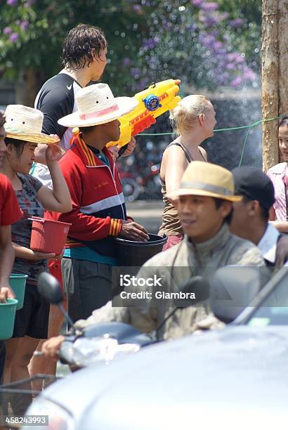 Songkran Giorni - Fotografie stock e altre immagini di Acqua - Acqua, Acqua potabile, Adulto