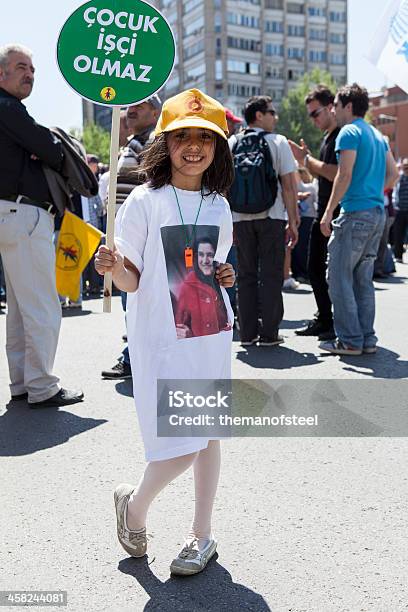 Criança Em 1 De Maio - Fotografias de stock e mais imagens de 1 de Maio - Dia Internacional do Trabalhador - 1 de Maio - Dia Internacional do Trabalhador, Adulto, Ao Ar Livre