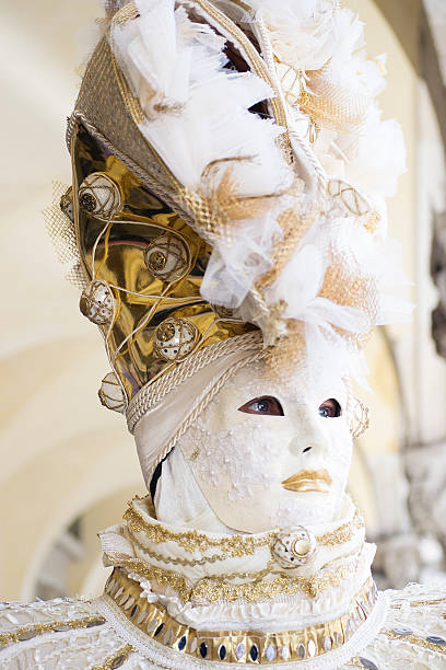 ポートレートのホワイトゴールドでベニスのカーニバルマスク 2013 年 - mythology venice italy carnival mask ストックフォトと画像