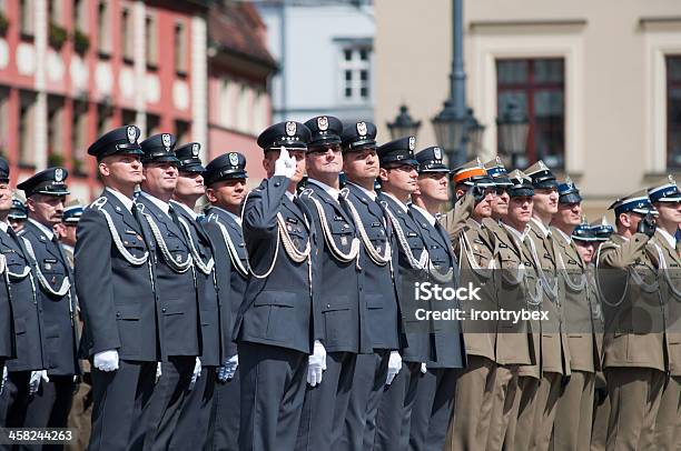 Foto de Soldado Da Marinha Salute e mais fotos de stock de Adulto - Adulto, Cerimônia, Comemoração - Conceito