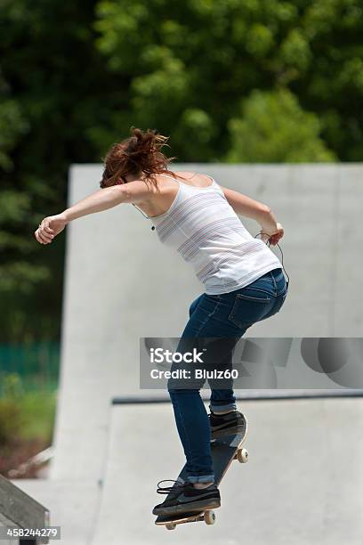 Menina Adolescente Realiza Saltar Ao Praticar Skateboarding No Parque - Fotografias de stock e mais imagens de Meninas Adolescentes