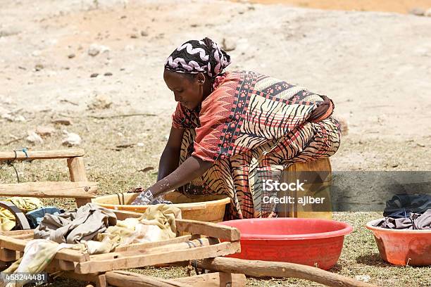 Mulher Africana - Fotografias de stock e mais imagens de Adulto - Adulto, Ao Ar Livre, Cena Rural