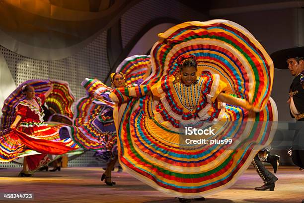 Mexican Tancerz Żółtej Sukience Rozciągając Przędzenia - zdjęcia stockowe i więcej obrazów Tańczyć