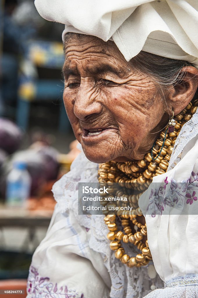 에콰도르 Otavalo 인도어 여자 - 로열티 프리 가정용 장비 스톡 사진