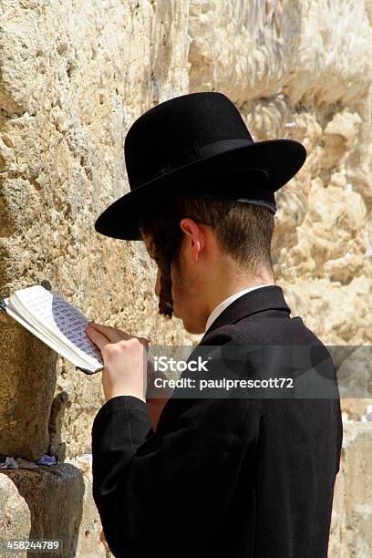 Oração Judaico - Fotografias de stock e mais imagens de Adolescente - Adolescente, Judaísmo, Religião