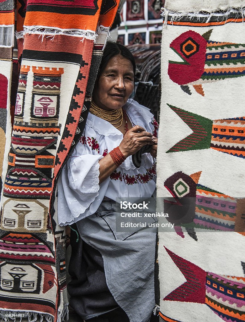 Эквадор, Otavalo индийская женщина продает Продукты Ткать - Стоковые фото Абори�генная культура роялти-фри