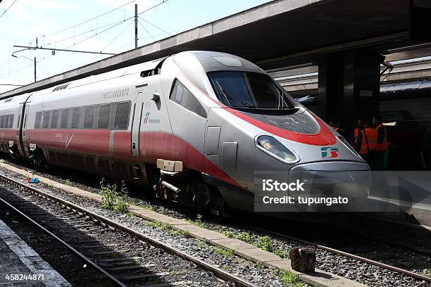 Photo libre de droit de Trenitalia Train Rapide banque d'images et plus d'images libres de droit de Couleur argentée - Couleur argentée, Europe, Gare