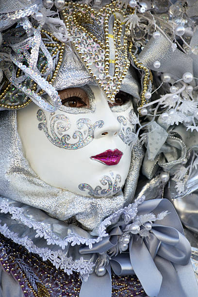 垂直のポートレート、シルバーのベニスのカーニバルマスクで 2013 年 - mythology venice italy carnival mask ストックフォトと画像