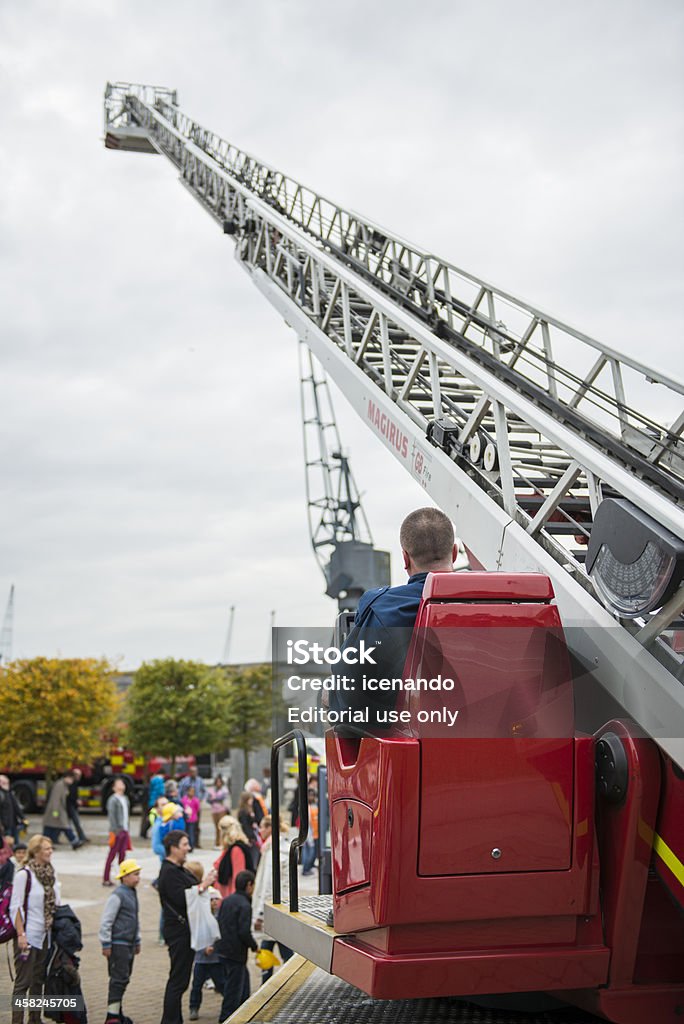 Fire fighter grúa de funcionamiento - Foto de stock de Accidentes y desastres libre de derechos