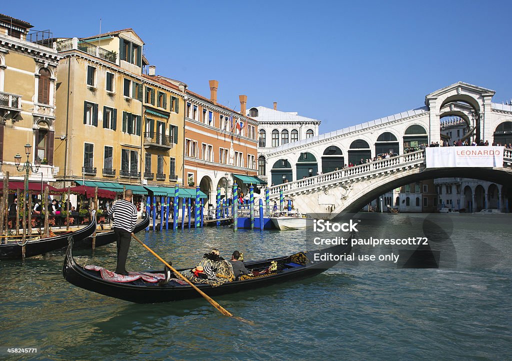 Gondola sul Ponte di Rialto - Foto stock royalty-free di Acqua