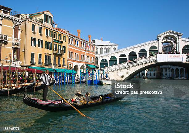 Gondola Sul Ponte Di Rialto - Fotografie stock e altre immagini di Acqua - Acqua, Ambientazione esterna, Antico - Condizione