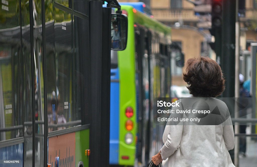 Femme regardant le bus - Photo de Activité libre de droits