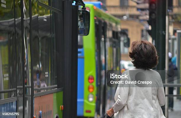 Photo libre de droit de Femme Regardant Le Bus banque d'images et plus d'images libres de droit de Activité - Activité, Adulte, Arrêt de bus