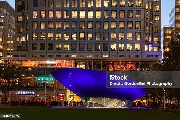 Photo libre de droit de Vendredi Soir Au Canada Square Dans Le Quartier De Canary Wharf banque d'images et plus d'images libres de droit de Angleterre