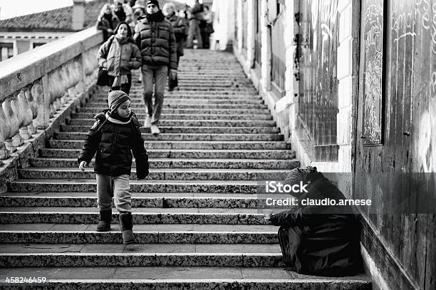 Mulher Sentada Na Ponte De Rialto Em Veneza Preto E Branco - Fotografias de stock e mais imagens de Adulto