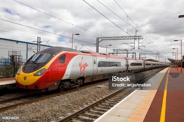 Virgin Pendolino Zug Am Bahnhof Rugbystreifen Stockfoto und mehr Bilder von Bahngleis - Bahngleis, Bahnhof, Bahnsteig