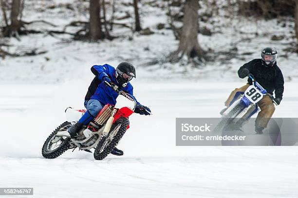 Corrida De Gelo Com Motociclos - Fotografias de stock e mais imagens de Frio - Frio, Motorizada, Ao Ar Livre