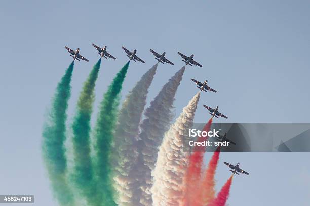 Photo libre de droit de Flèches Tricolores banque d'images et plus d'images libres de droit de flèches tricolores - flèches tricolores, Avion, Avion de chasse