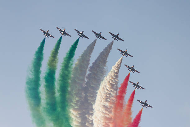 フレッチェトリコローリ - flying air vehicle performance airshow ストックフォトと画像